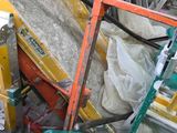 un tas de matériel de chantier posé au sol à côté d'un bâtiment
