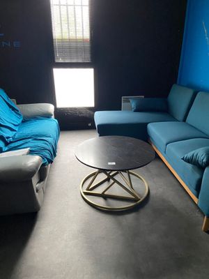 un salon avec un canapé bleu et une table basse