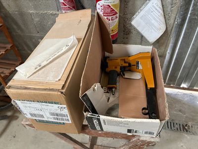 une boîte dans laquelle se trouve un marteau et une boîte dans laquelle se trouve un marteau
