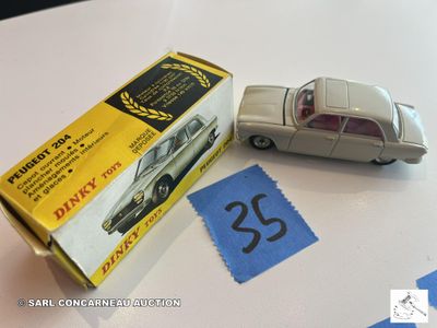une petite voiture miniature posée à côté d'une boîte sur une table