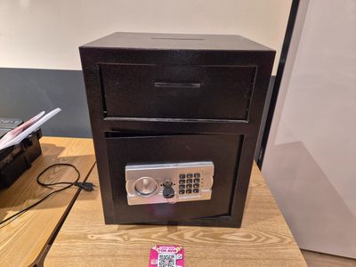 un coffre-fort posé sur une table en bois