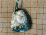 une photo d'une décoration en verre sur laquelle figure un petit garçon