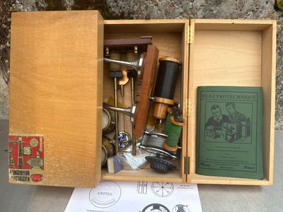 une boîte en bois remplie d'outils et d'un livre