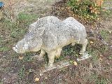 une statue d'ours qui se dresse dans l'herbe