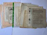 plusieurs vieux papiers sont empilés sur une table