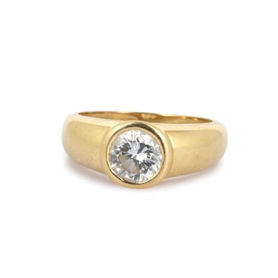 un gros plan d'une bague en or jaune sertie d'un diamant blanc