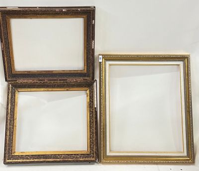Ensemble de trois cadres en bois stuqué et doré.