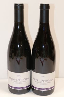 deux bouteilles de vin posées l'une à côté de l'autre sur une table