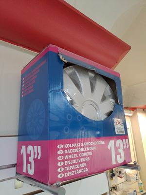une boîte surmontée d'un ventilateur, dans une pièce