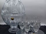 de nombreux verres à vin posés sur une table recouverte d'une cloche en verre