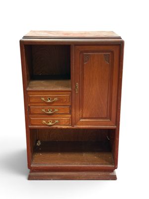 une photo d'une armoire en bois avec des tiroirs et une étagère