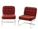 une paire de chaises rouges aux pieds chromés sur fond blanc