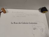 dessin représentant le visage d'une femme sur une feuille de papier, à côté d'une paire de ciseaux