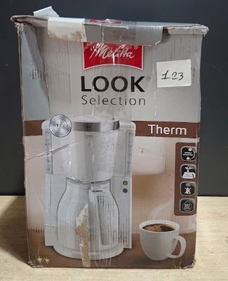 une boîte contenant une cafetière, posée sur une table