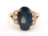 une bague ovale en or jaune, sertie d'un saphir et de diamants