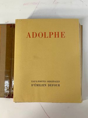 un livre jaune avec des inscriptions rouges, posé sur une surface blanche