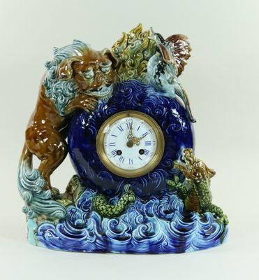 une horloge bleue sur laquelle figurent un lion et un chien