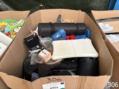 une boîte en carton remplie d'objets, dans laquelle se trouvait un téléphone portable