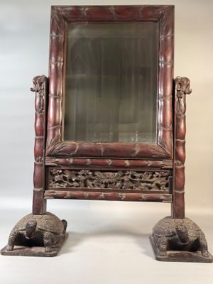 une image représentant une chaise en bois sur laquelle est posé un miroir