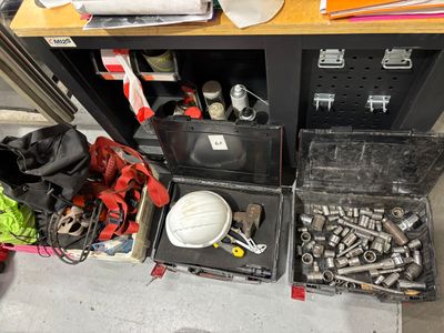 un établi sur lequel se trouvent des outils et un casque de chantier