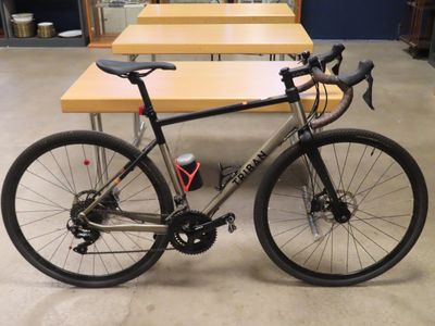 un vélo posé sur une table dans une pièce