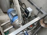 une machine à laquelle est raccordé un tuyau sur le côté