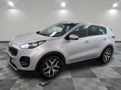 une voiture blanche garée dans une pièce au sol en damier