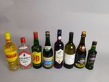 de nombreux types de bouteilles d'alcool alignés sur une table