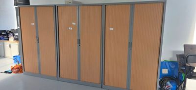 a room that has a bunch of lockers in it