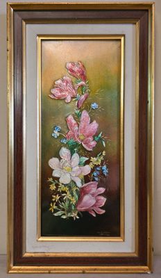tableau représentant des fleurs roses et blanches, dans un cadre doré, accroché au mur