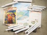 plein de stylos blancs et un livre par terre