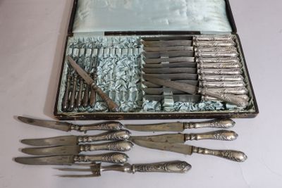 Dans un écrin suite de 12 couteaux manche argent fourré de s… - Photo 1