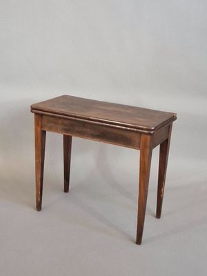 une petite table avec un plateau en bois sur fond blanc