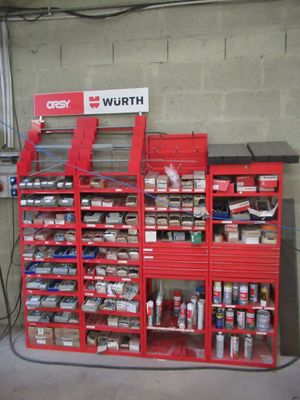une armoire à outils rouge sur laquelle sont posés de nombreux objets divers