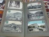 un livre ouvert posé sur une table, avec des images dessus