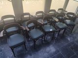 de nombreuses chaises dans une pièce dotée de nombreuses fenêtres