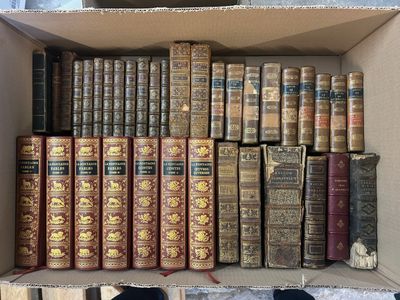 une boîte remplie de vieux livres posée sur une table