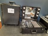 deux valises posées sur une table