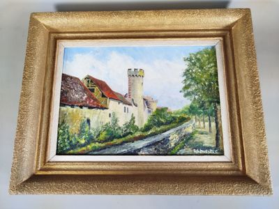 une peinture à l'huile représentant une maison avec une tour horloge en arrière-plan