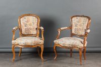 Deux fauteuils pouvant former paire, l’un en noyer, l’autre …