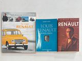 trois livres posés sur une table