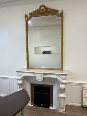 Miroir trumeau en bois et plâtre doré, à décor de lauriers, …