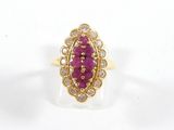 un gros plan d'une bague en or sertie d'un rubis et de diamants