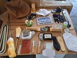 une table sur laquelle se trouvent de nombreux objets