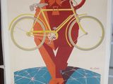 une affiche représentant un chat à vélo, avec un autre chat assis dessus
