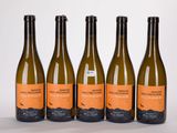 quatre bouteilles de vin sont alignées sur une table