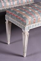 Paire de banquettes en bois sculpté, mouluré, laqué gris et … (photo 2)