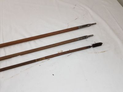 trois brosses en bois posées sur un drap blanc