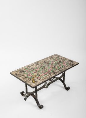 une petite table sur laquelle est posé un oiseau, sur fond blanc