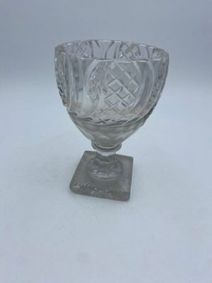 une image représentant un bol en verre posé sur une surface blanche